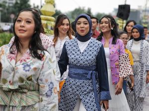 Parade Batik Meriahkan Car Free Day di Bundaran HI