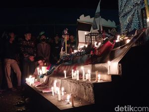 Aremania dan Warga Gelar Doa Bersama di Stadion Kanjuruhan