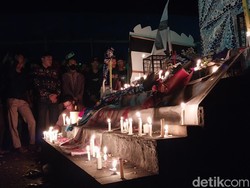 Aremania dan Warga Gelar Doa Bersama di Stadion Kanjuruhan