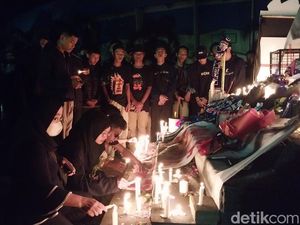 Saat Aremania Nyanyikan Salam Satu Jiwa dengan Hati yang Penuh Duka