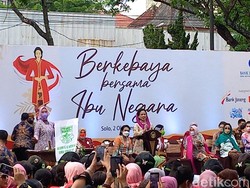 Ribuan Peserta Ikuti Pawai Kebaya Bersama Ibu Negara di Solo