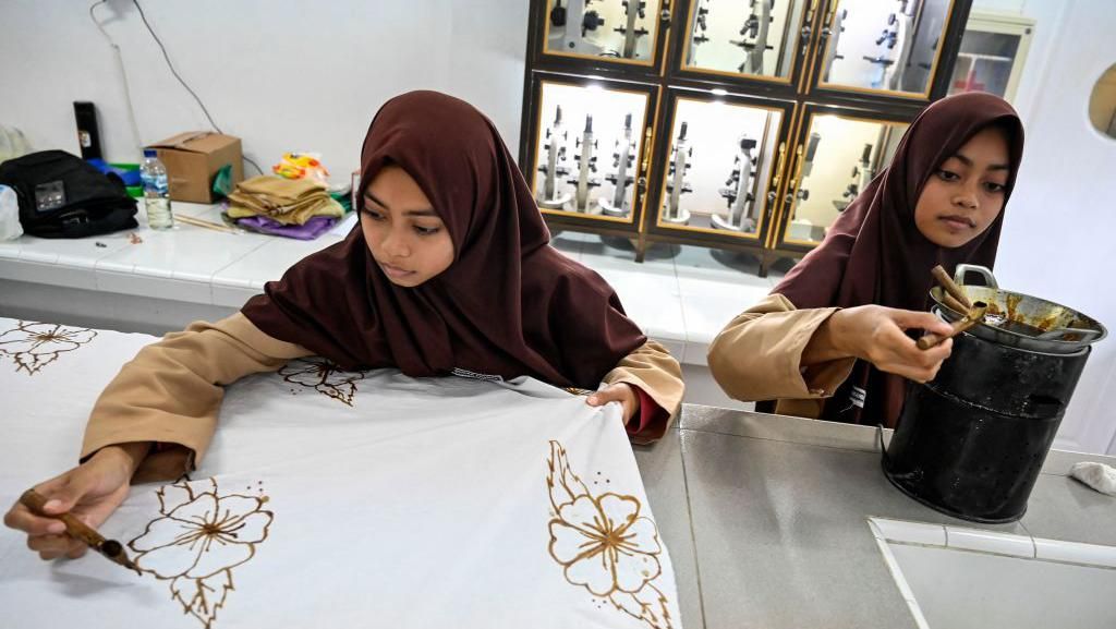 Peringati Hari Batik Nasional, Siswa SMA di Aceh Belajar Membatik