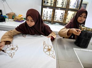 Peringati Hari Batik Nasional, Siswa SMA di Aceh Belajar Membatik