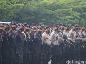 Polisi Tetap Siaga di GBLA Usai Laga Persib Vs Persija Ditunda Polisi Tetap Siaga di GBLA Usai Laga Persib Vs Persija Ditunda