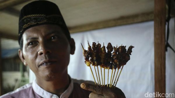 Potret Ade, Penjual Sate Asal Cikarang di Perbatasan Malaysia