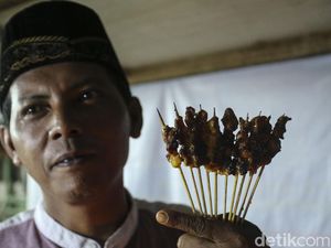 Potret Ade, Penjual Sate Asal Cikarang di Perbatasan Malaysia Potret Ade, Penjual Sate Asal Cikarang di Perbatasan Malaysia