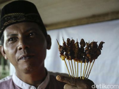 Potret Ade, Penjual Sate Asal Cikarang di Perbatasan Malaysia