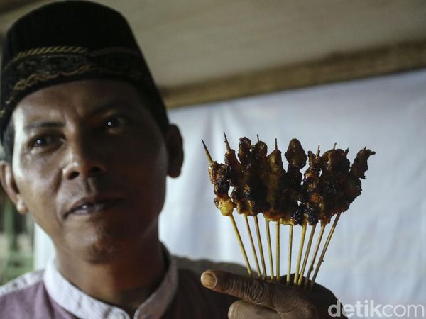 Potret Ade, Penjual Sate Asal Cikarang di Perbatasan Malaysia