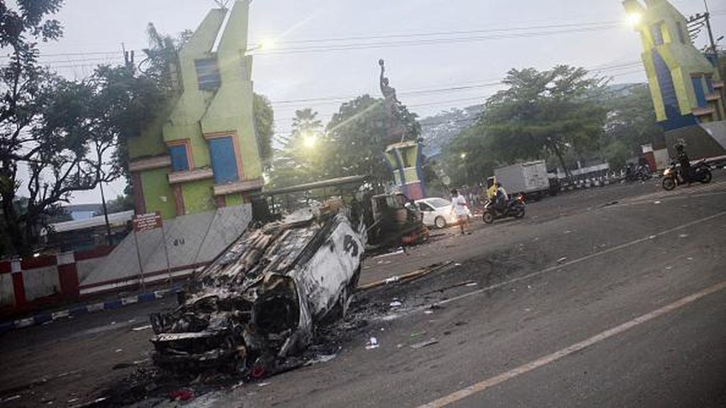 Potret Mobil Terguling-Hangus Terbakar Imbas Kerusuhan di Stadion Kanjuruhan