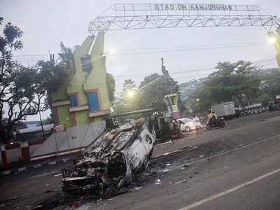 Potret Mobil Terguling-Hangus Terbakar Imbas Kerusuhan di Stadion Kanjuruhan