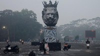 Suasana di patung singa yang dibangun sebagai bentuk kecintaan untuk Arema FC saat tragedi Kanjuruhan. Nama stadion ini berasal dari Kerajaan Kanjuruhan, kerajaan bercorak Hindu yang berdiri pada abad ke-6 di wilayah Malang sekarang. (Putri/AFP/Getty Images)