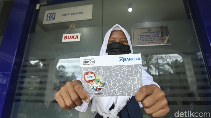 Orang renta bareng  anaknya mencairkan dana PIP di BRI Unik Seluas, Kalimantan Barat, Senin (5/9/2022). Diketahui dana PIP sanggup diambil lewat bank BRI. Dana PIP