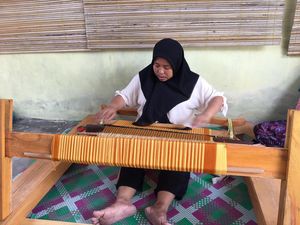 Merawat Kain Tenun Khas Desa Kebon Ayu Lombok Barat Merawat Kain Tenun Khas Desa Kebon Ayu Lombok Barat