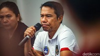 Arema FC kalah 2-3 dari Persebaya. Suporter tuan rumah selanjutnya turun ke lapangan setelah laga tuntas, terjadilah kericuhan yang tidak terhindarkan. 