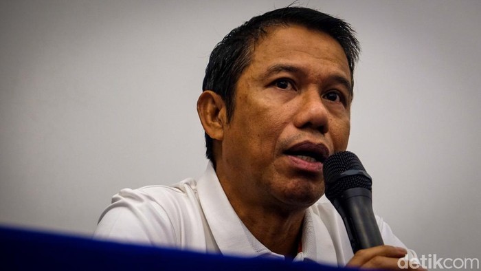 PSSI Buka Suara Terkait Tragedi Kanjuruhan Sekretaris Jenderal Persatuan Sepakbola Seluruh Indonesia (PSSI) Yunus Nusi (tengah) didampingi Wasekjen PSSI Maaike Ira Puspita (kiri) dan dokter timnas Indonesia Syarif Alwi Maurapey (kiri) memberikan keterangan pers di Stadion Madya Senayan, Jakarta, Minggu (2/10/2022), terkait tragedi Kanjuruhan.