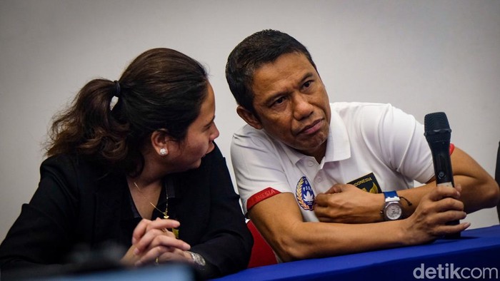 Sekretaris Jenderal Persatuan Sepakbola Seluruh Indonesia (PSSI) Yunus Nusi (tengah) didampingi Wasekjen PSSI Maaike Ira Puspita (kiri) dan dokter timnas Indonesia Syarif Alwi Maurapey (kiri) memberikan keterangan pers di Stadion Madya Senayan, Jakarta, Minggu (2/10/2022), terkait tragedi Kanjuruhan.