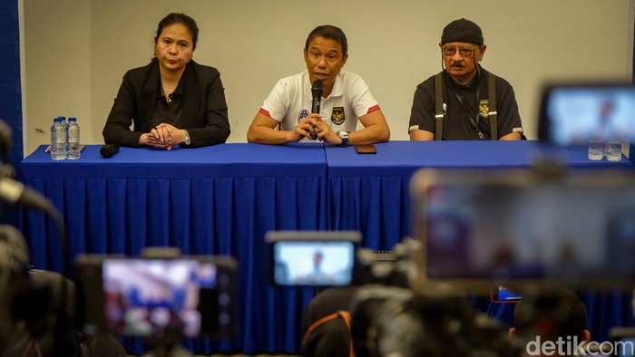 Sekretaris Jenderal Persatuan Sepakbola Seluruh Indonesia (PSSI) Yunus Nusi (tengah) didampingi Wasekjen PSSI Maaike Ira Puspita (kiri) dan dokter timnas Indonesia Syarif Alwi Maurapey (kiri) memberikan keterangan pers di Stadion Madya Senayan, Jakarta, Minggu (2/10/2022), terkait tragedi Kanjuruhan.
