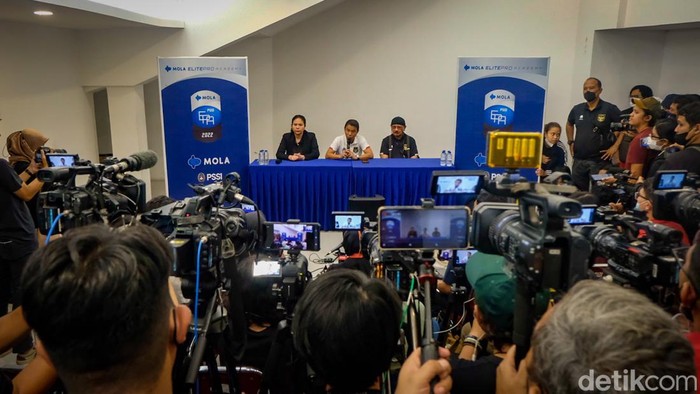 PSSI Buka Suara Terkait Tragedi Kanjuruhan Sekretaris Jenderal Persatuan Sepakbola Seluruh Indonesia (PSSI) Yunus Nusi (tengah) didampingi Wasekjen PSSI Maaike Ira Puspita (kiri) dan dokter timnas Indonesia Syarif Alwi Maurapey (kiri) memberikan keterangan pers di Stadion Madya Senayan, Jakarta, Minggu (2/10/2022), terkait tragedi Kanjuruhan.