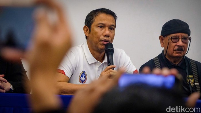 PSSI Buka Suara Terkait Tragedi Kanjuruhan Sekretaris Jenderal Persatuan Sepakbola Seluruh Indonesia (PSSI) Yunus Nusi (tengah) didampingi Wasekjen PSSI Maaike Ira Puspita (kiri) dan dokter timnas Indonesia Syarif Alwi Maurapey (kiri) memberikan keterangan pers di Stadion Madya Senayan, Jakarta, Minggu (2/10/2022), terkait tragedi Kanjuruhan.