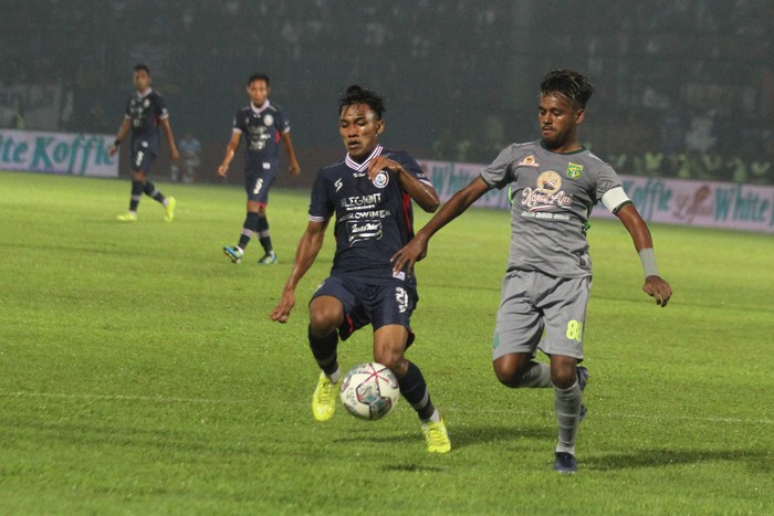 Pesepak bola Arema FC Arkhan Fikri (kiri) berebut bola dengan pesepak bola Persebaya Surabaya Muhammad Alwi Slamat (kanan) dalam pertandingan lanjutan BRI Liga 1 di Stadion Kanjuruhan, Malang, Jawa Timur, Sabtu (1/10/2022). ANTARA FOTO/Ari Bowo Sucipto/tom.