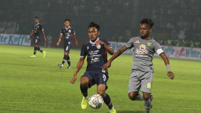 Pesepak bola Arema FC Arkhan Fikri (kiri) berebut bola dengan pesepak bola Persebaya Surabaya Muhammad Alwi Slamat (kanan) dalam pertandingan lanjutan BRI Liga 1 di Stadion Kanjuruhan, Malang, Jawa Timur, Sabtu (1/10/2022). ANTARA FOTO/Ari Bowo Sucipto/tom.