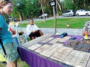 Mengunjungi Weekend Market di Sanur, Lontar Bali Diminati Bule