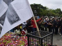 Tangis Warga Malang dalam Tragedi Kanjuruhan, Berharap Tak Terulang