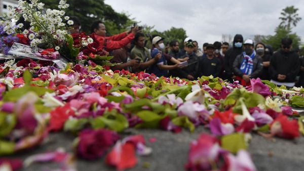 Suporter Arema FC Tabur Bunga di Stadion Kanjuruhan
