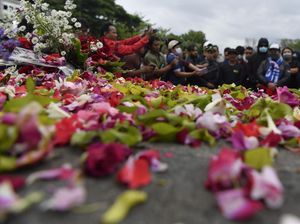 Suporter Arema FC Tabur Bunga di Stadion Kanjuruhan Suporter Arema FC Tabur Bunga di Stadion Kanjuruhan