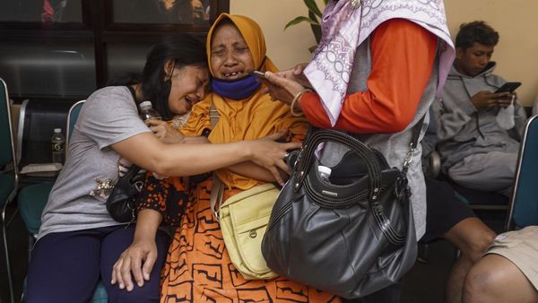 Tangis Keluarga Korban Tragedi Kanjuruhan, Miris Menyayat Hati