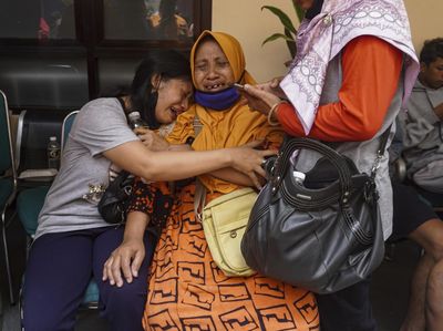 Tangis Keluarga Korban Tragedi Kanjuruhan, Miris Menyayat Hati