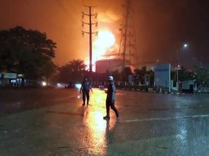 Tersambar Petir, Tangki Berisi Solar di Pelabuhan Pelindo Banten Terbakar Tersambar Petir, Tangki Berisi Solar di Pelabuhan Pelindo Banten Terbakar