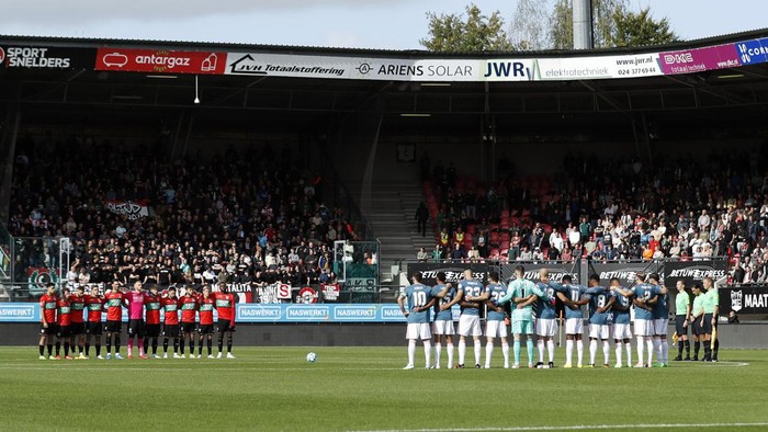 NIJMEGEN - (lr) A minute of silence due to the football disaster in Indonesia prior to the Dutch Eredivisie match between NEC and Feyenorrd in De Goffert on October 2, 2022 in Nijmegen, Netherlands. ANP BART STOUTJEDIJK (Photo by ANP via Getty Images)