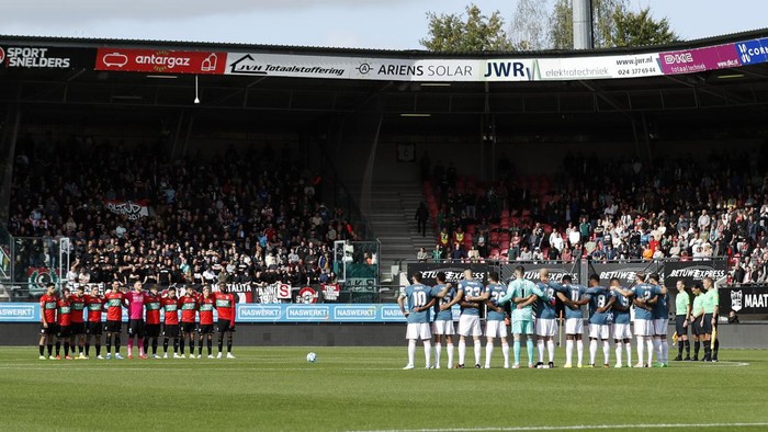 Tragedi Kanjuruhan NIJMEGEN - (lr) A minute of silence due to the football disaster in Indonesia prior to the Dutch Eredivisie match between NEC and Feyenorrd in De Goffert on October 2, 2022 in Nijmegen, Netherlands. ANP BART STOUTJEDIJK (Photo by ANP via Getty Images)