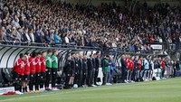 Mengheningkan cipta di laga Eredivisie antara NEC Nijmegen vs Feyenoord. (Foto: ANP via Getty Images/ANP)