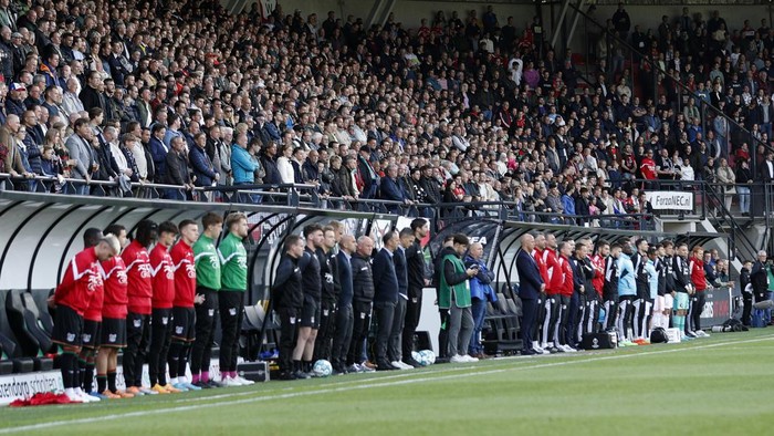 Tragedi Kanjuruhan NIJMEGEN - A minute of silence due to the football disaster in Indonesia prior to the Dutch Eredivisie match between NEC and Feyenorrd in De Goffert on October 2, 2022 in Nijmegen, Netherlands. ANP BART STOUTJEDIJK (Photo by ANP via Getty Images)