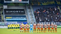 Mengheningkan cipta sebelum pertandingan Eredivisie antara Fortuna Sittard vs FC Volendam. (Foto: ANP via Getty Images/ANP)