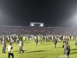 Situasi Mencekam di Kanjuruhan dan 2 Polisi Juga Ikut Tewas