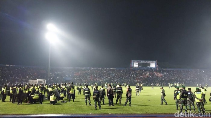 Sabtu (1/10) malam terjadi tragedi di Stadion Kanjuruhan. Hingga saat ini, korban tewas akibat tragedi tersebut mencapai 174 orang berdasarkan data yang disampaikan Wagub Jatim, Emil Dardak.