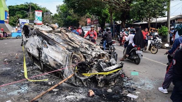 Warga Lalu Lalang di Dekat Mobil yang Terbakar Usai Tragedi Kanjuruhan