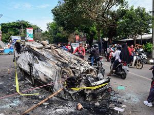 Warga Lalu Lalang di Dekat Mobil yang Terbakar Usai Tragedi Kanjuruhan