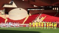 Para pemain mengheningkan cipta untuk korban tragedi Kanjuruhan sebelum pertandingan sepak bola L1 Prancis antara AS Monaco dan Nantes di Stadion Louis II, Monaco. (Valery Hache/AFP/Getty Images)
