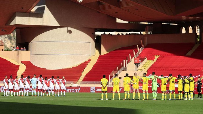 Players observe a minute of silence on the pitch after Indonesia's deadliest sporting stadium disaster before the French L1 football match between AS Monaco and FC Nantes at the Louis II Stadium (Stade Louis II) in the Principality of Monaco on October 2, 2022. - At least 125 people died at an Indonesian football stadium when thousands of angry home fans invaded the pitch and police responded with tear gas that triggered a stampede, authorities said. (Photo by Valery HACHE / AFP) (Photo by VALERY HACHE/AFP via Getty Images)