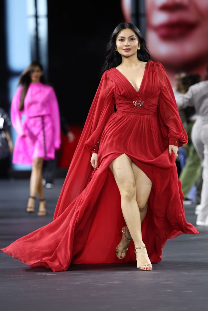 1429768159 PARIS, FRANCE - OCTOBER 02: Ariel Tatum walks the runway during the