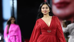 Lenggak-lenggok Ariel Tatum Bergaun Merah di Paris Fashion Week