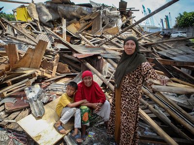 41 Bangunan Liar di Kali Songsit Dibongkar
