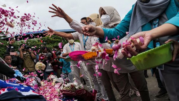 Aksi Warga Tabur Bunga di Patung Singa Kanjuruhan