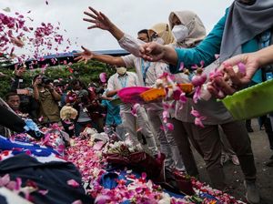Aksi Warga Tabur Bunga di Patung Singa Kanjuruhan Aksi Warga Tabur Bunga di Patung Singa Kanjuruhan