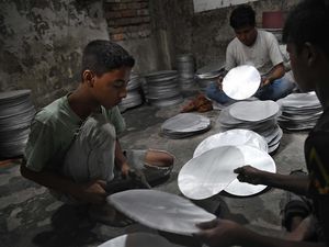 Banting Tulang Anak-anak Bangladesh di Pabrik Aluminium