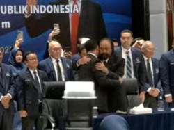 Momen Anies Peluk Erat Surya Paloh Usai Terima Mandat Jadi Capres NasDem